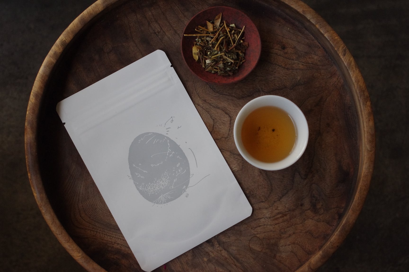 薬膳茶四種の箱が並ぶ落ち着いた卓上の風景