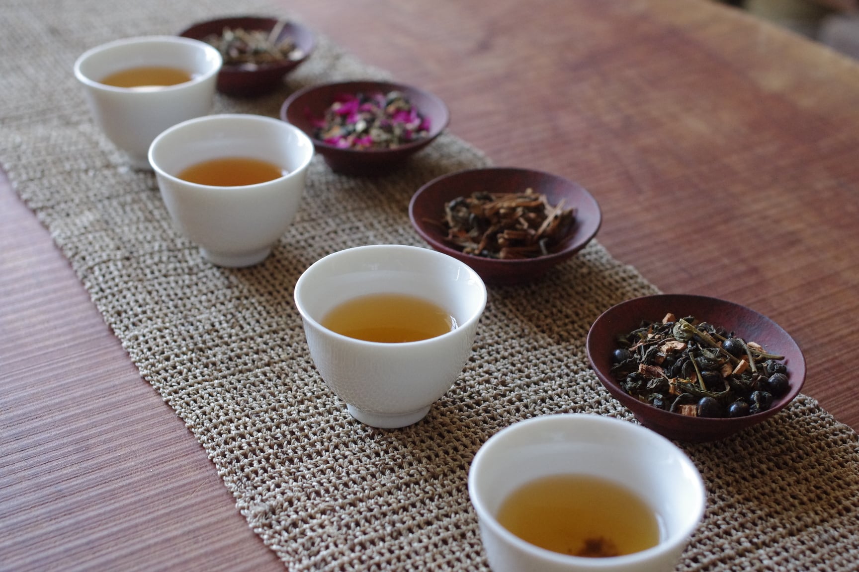 薬膳茶の袋と茶葉の気配を感じる紙箱
