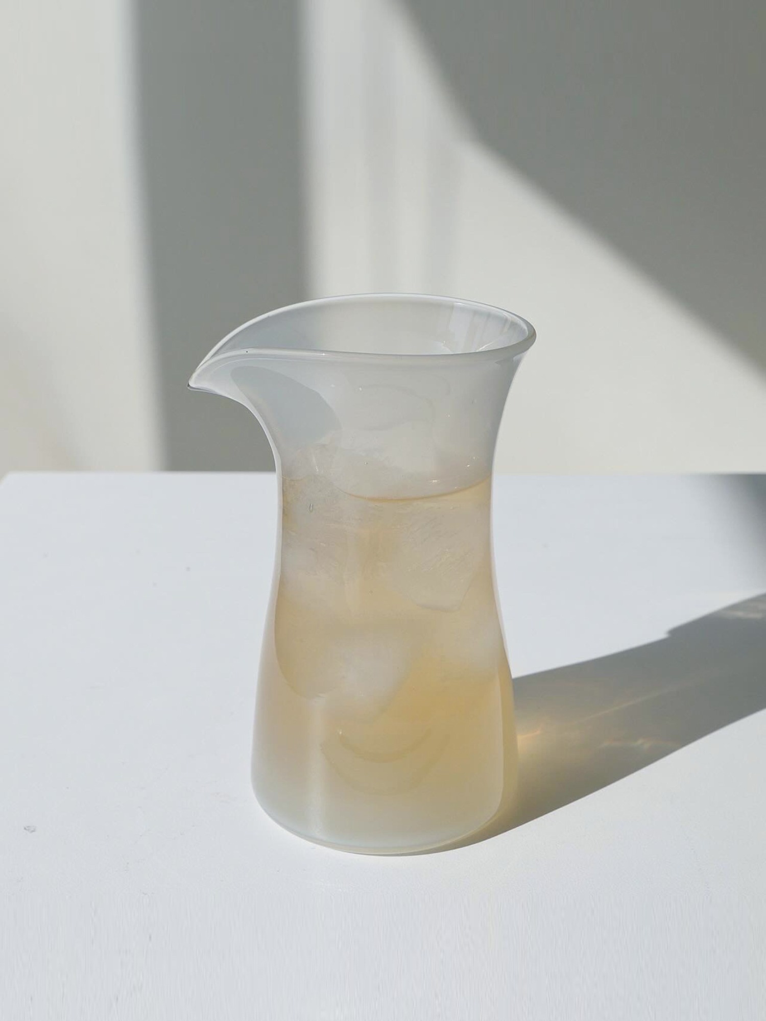 茶園の霧と露を、小さな茶杯に。
