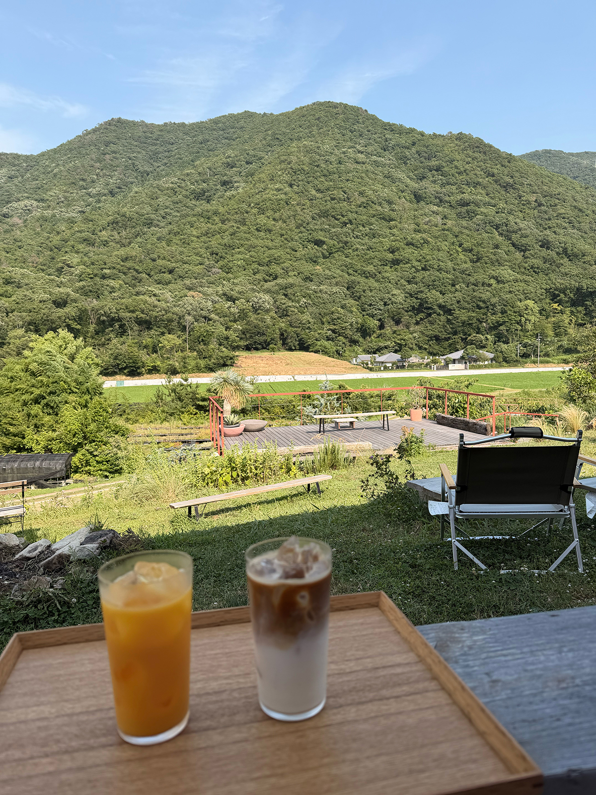 山を眺めながら、ラテを一杯。