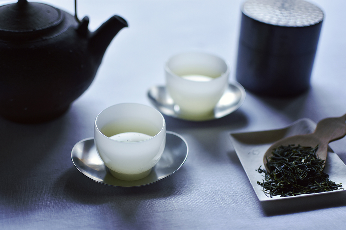 茶葉と和紙が並ぶ、添いのものづくりを感じる風景