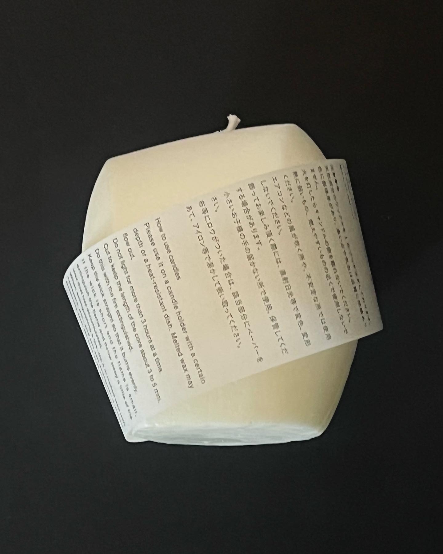 陶芸の技法で削ぎ落とされた白い造形的なキャンドル